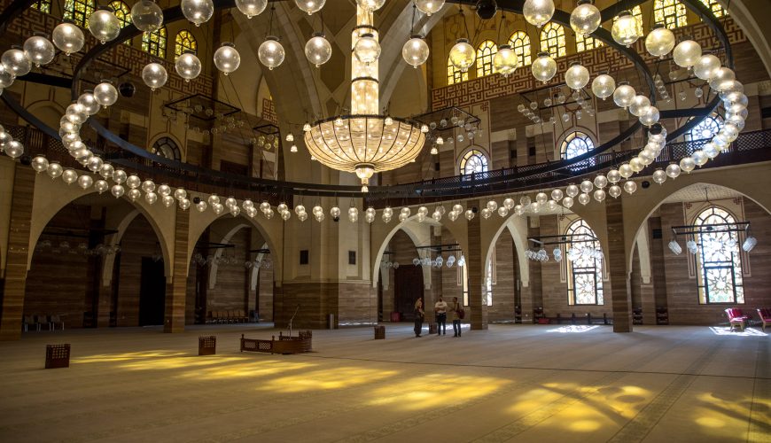 Visit the Al-Fateh Grand Mosque:
