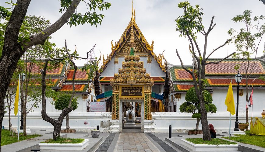 Wat Rakhang Khositaram Woramahawihan (Temple of Bells) in Bangkok